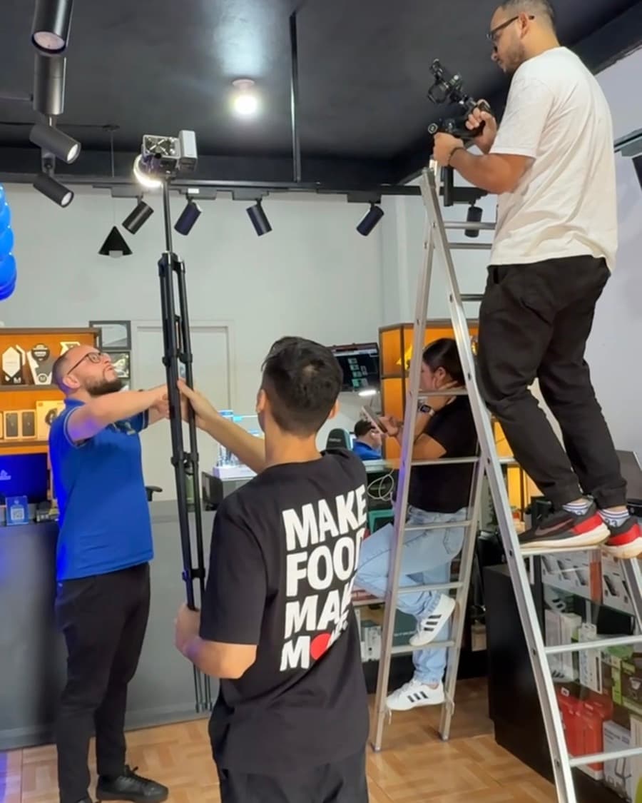 Equipo de Flow Agency grabando contenido