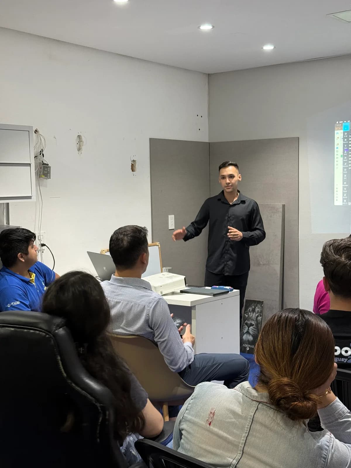 Alexis, de Flow, entrenando al equipo de un cliente